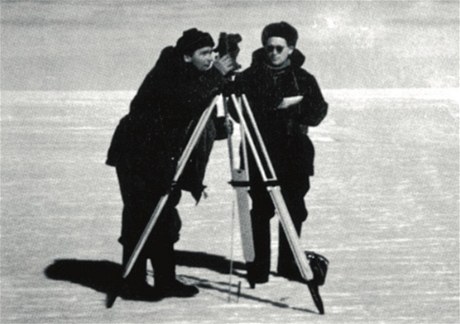 Antonín Mrkos (vlevo) a Stanislav Bártl vyměřují polohu v oblasti Lazarevova ledovce. 