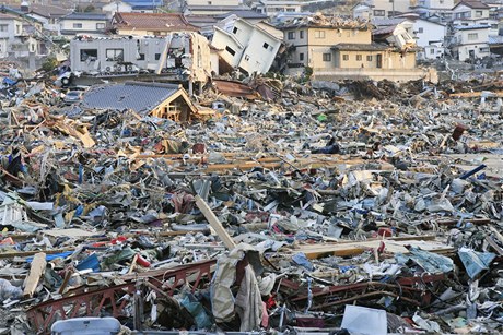 Pohled na skzu po tsunami.