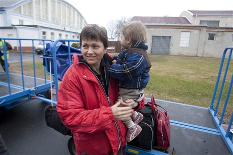 Petra Koudelov dr v nru svho dvouletho syna. Do eska pijela pedevm kvli dtem, kter nechtla v Japonsku vystavovat zbytenmu nebezpe.