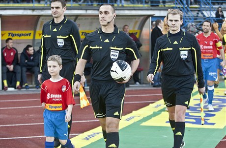 Plzeň - Sparta (uprostřed je hlavní rozhodčí Miroslav Zelinka)