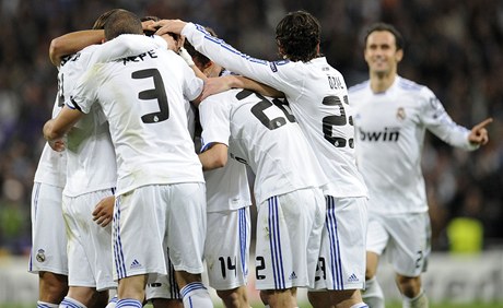 Real Madrid - Lyon (fotbalisté Realu slaví)