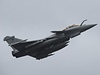 Francouzský bojový letoun Rafale vzlétá ze základny Saint-Dizier na východ...