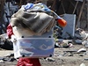 Lidé pátrají v troskách svých dom ve mst Toyoma