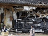 Zkáza v Japonsku: ena prochází kolem domu v Daigasaki, který zniilo zemtesení