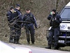Policisté v praské Troji, kde se nalo tlo (16.3. 2011)