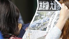 ena te noviny, které informují o elekrárnách ve Fukuim