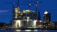 Mezi tvrtí Speicherstadt a hamburským pístavem vzniká v bývalých docích nová tvr, HafenCity.
