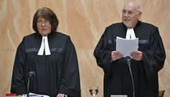 P�edseda Ústavního soudu Pavel Rychetský a soudkyn� Eli�ka Wagnerová.