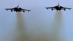 Dva letouny typu Tornado britské RAF, které mají steit bezletovou zónu nad Libyí.
