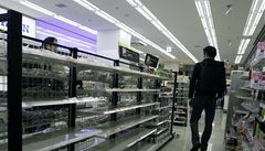 Zákazník u prázdného regálu jednoho z tokijských supermarketů | na serveru Lidovky.cz | aktuální zprávy