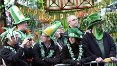 Návtvníci New Yorku pozorují tradiní prvod oslavy Svatého Patrika.