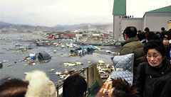 Japonci sledují následky niivého zemtesení, na Havaj se valí vlna tsunami.