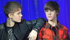 Justin Bieber se svým voskovým dvojníkem v Londýně. | na serveru Lidovky.cz | aktuální zprávy