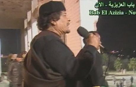 Muammar Kaddáfí hovoí ke svým píznivcm