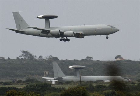Britský letoun AWAC pistává na britské vojenské základn na Kypru