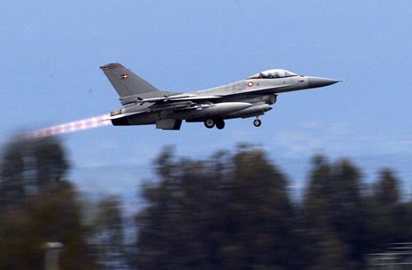 Dánský letoun F-16 vzlétá ze základny NATO Sigonella. Sicilská základna poskytuje mimo jiné námonictvu USA logistickou podporu. 