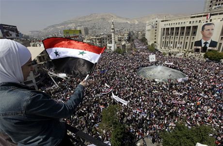 Stoupenci syrského prezidenta Baára Asada se shromádili v centru Damaku. 
