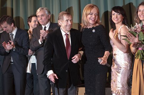 Václav Havel na premiée svého filmu Odcházení v Lucern, po jeho levici Dagmar Havlová, po pravici Josef Abrhám
