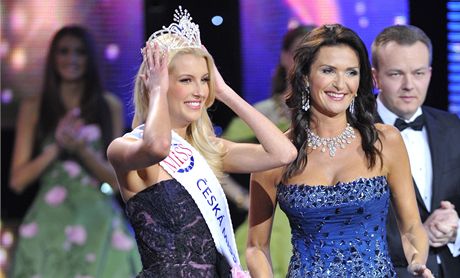 eskou Miss 2011 se stala 19. bezna Jitka Nováková z eských Budjovic. Vpravo je editelka soute Michaela Maláová