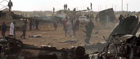 Libyjci mezi troskami Kaddáfího tank na silnici mezi Benghází a Adedábíjou