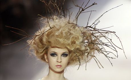 Modelky pedstavují kolekci ukrajinského návrháe Alekseye Zalevskije v Kijev.
