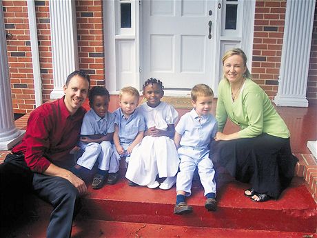 Bývalý pastor metodistické církve v Severní karolin Chad Holtz na snímku s manelkou Amy, dvma vlastními a dvma adoptovanými dtmi.