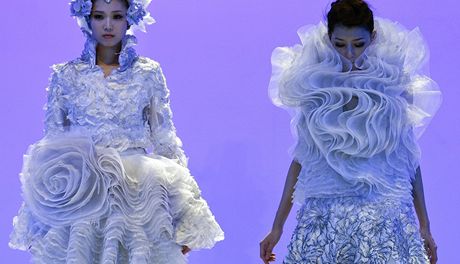 Modelky pedvádjí aty z dílny ínského institutu módní technologie v Pekingu.