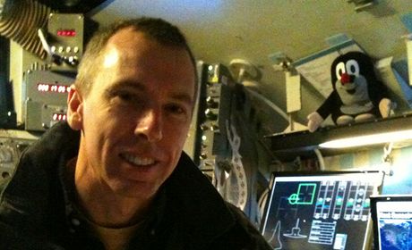 Andrew Feustel s Krtekem na palub trenaru raketoplnu v Houstonu. (22: 3. 2011)