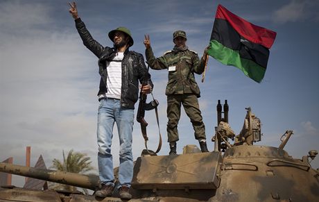 NATO rozhodlo, e pevezme velení nad operacemi vi Libyi