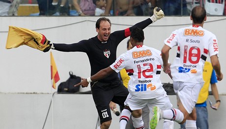 Rogerio Ceni slaví gól.
