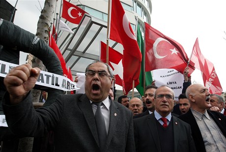 Demonstrace proti zásahu v Libyi ped americkou ambasádou v Turecku. 