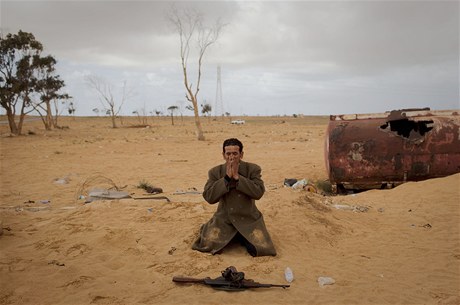 Libyjsk vzbouenec se modl nedaleko Adabji. 