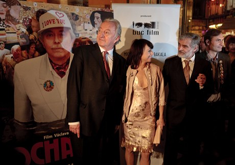 Ji Lbus, Tana Willhelmov, Oldich Kaiser a Ji Machek na premie filmu Odchzen