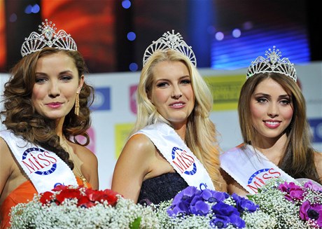 Titul eská Miss World 2011 získala osmnáctiletá Denisa Domanská (vpravo) z Koryan. Titul Miss Earth 2011, kterou vybírali lidé internetovým hlasováním, si odnesla dvaadvacetiletá árka Cojocarová (vlevo) ze Svobodných Hemanic