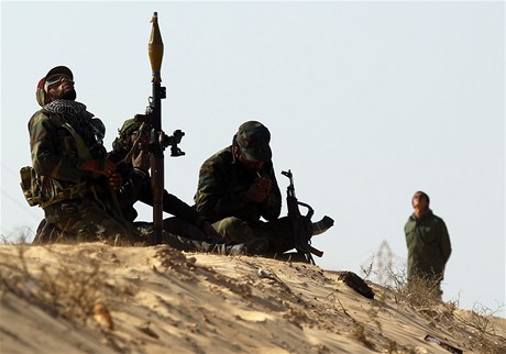 Libyjtí povstalci pozorují spojenecká letadla