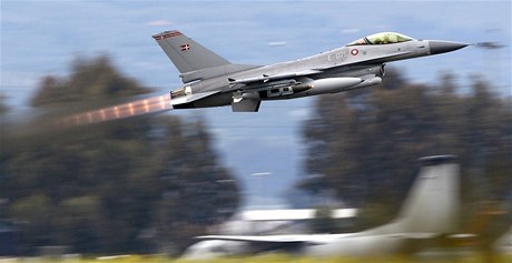 Dánská stíhaka  F-16 startuje ze základny na Sicílii.