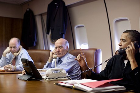 Barack Obama (vpravo) telefonicky hov s Davidem Cameronem a Nicolasem Sarkozym z paluby Air Force One. Hovoru naslouchaj poradci Tom Donilon (vlevo) a Bill Daley.