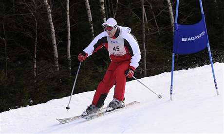 Bývalý fotbalista Luděk Zelenka v obřím slalomu těsně porazil Mirku Knapkovou.