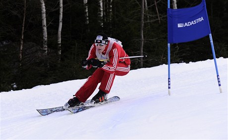 Skokan Roman Koudelka v obřím slalomu. Jen si nepřekousnout jazyk.