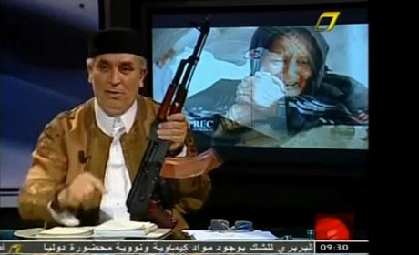 Libyjský moderátor se v televizi objevil s kalanikovem