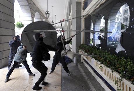 Demonstranti zaútoili na hotel Ritz v centru Londýna.