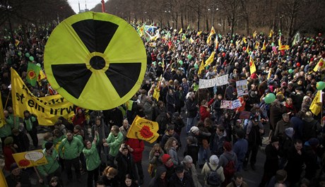 V Berlín proti jádru protestovaly desetitisíce lidí.