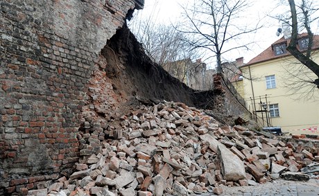 V centru Hradce Králové se sesuly hradby.