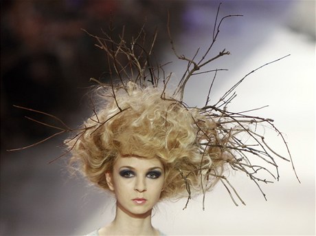 Modelky představují kolekci ukrajinského návrháře Alekseye Zalevskije v Kijevě.