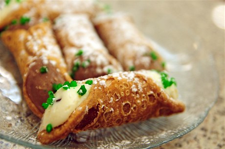 Tradiní sicilská pochoutka cannoli, tedy trubika plnná sladkým sýrem ricottou nebo okoládou z cukrárny Venieor´s, která patí k nejznámjím v New Yorku