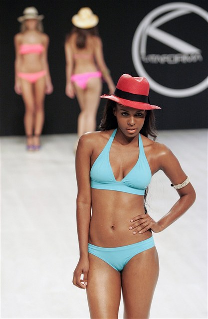 Modelky prezentují letní modely návrháře Ondy de Mar během fashion week v Kolumbii. 