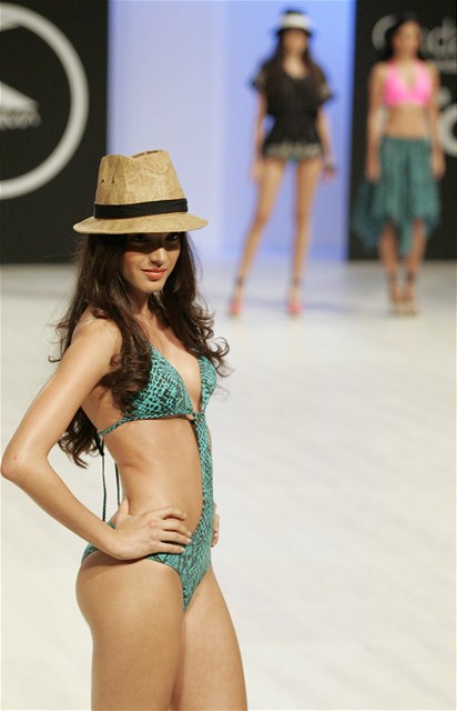 Modelky prezentuj letn modely nvrhe Ondy de Mar bhem fashion week v Kolumbii. 