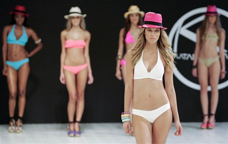 Modelky prezentuj� letn� modely n�vrh��e Ondy de Mar b�hem fashion week v Kolumbii. 