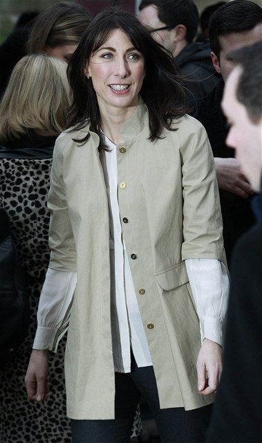 V plášti vyráží i žena britského premiéra Samantha Cameronová.