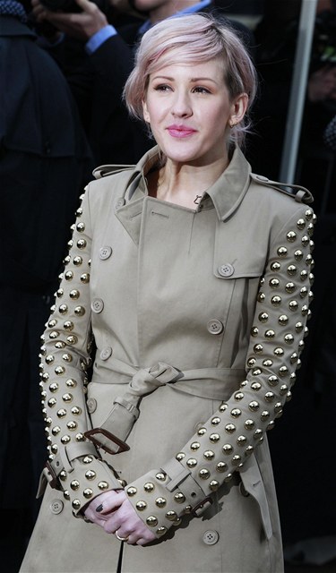 Zpěvačka Ellie Goulding na přehlídce značky Burberry.